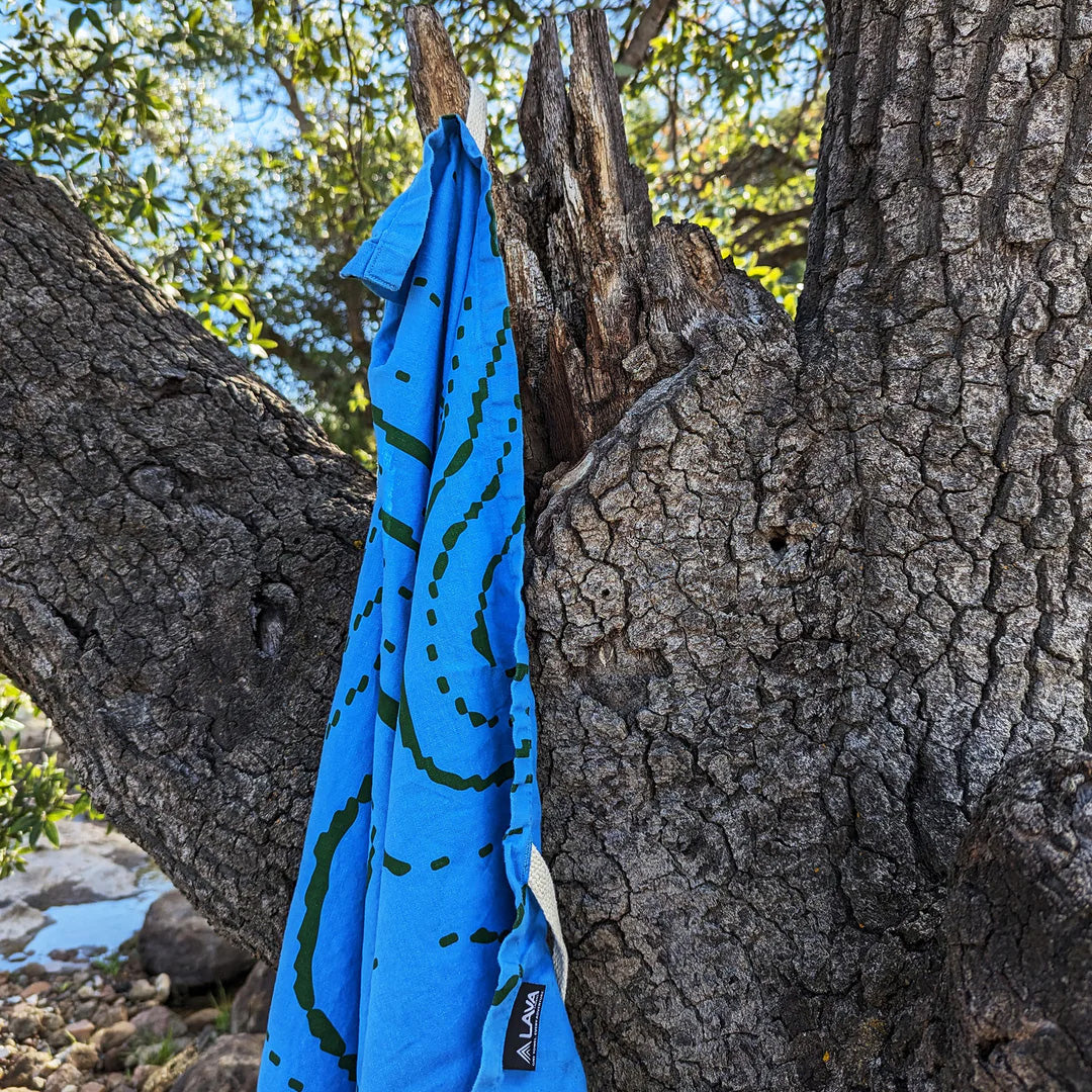 Use the handy loop to air dry your towels. 